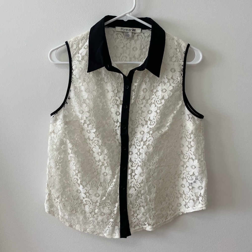 FOREVER 21 OFF WHITE LACE TOP WITH BLACK COLLAR